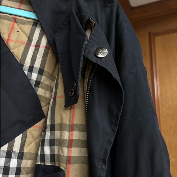 Authentic used Burberry coat has a small rip on left arm as show in picture - Picture 3 of 8